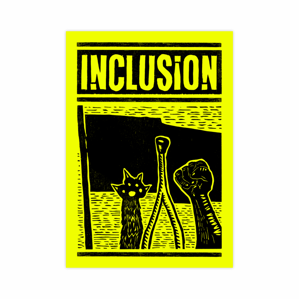 Al centro dell'immagine è raffigurata una stampa xilografica verticale su carta gialla. Nella parte superiore della stampa, la parola "Inclusion" è scritta in caratteri maiuscoli all'interno di una spessa cornice nera. Al centro, c'è un campo di linee orizzontali testurizzate e tre figure: una zampa di gatto frastagliata, una stampella con la parte superiore arrotondata e un pugno chiuso rivolto verso l'alto.