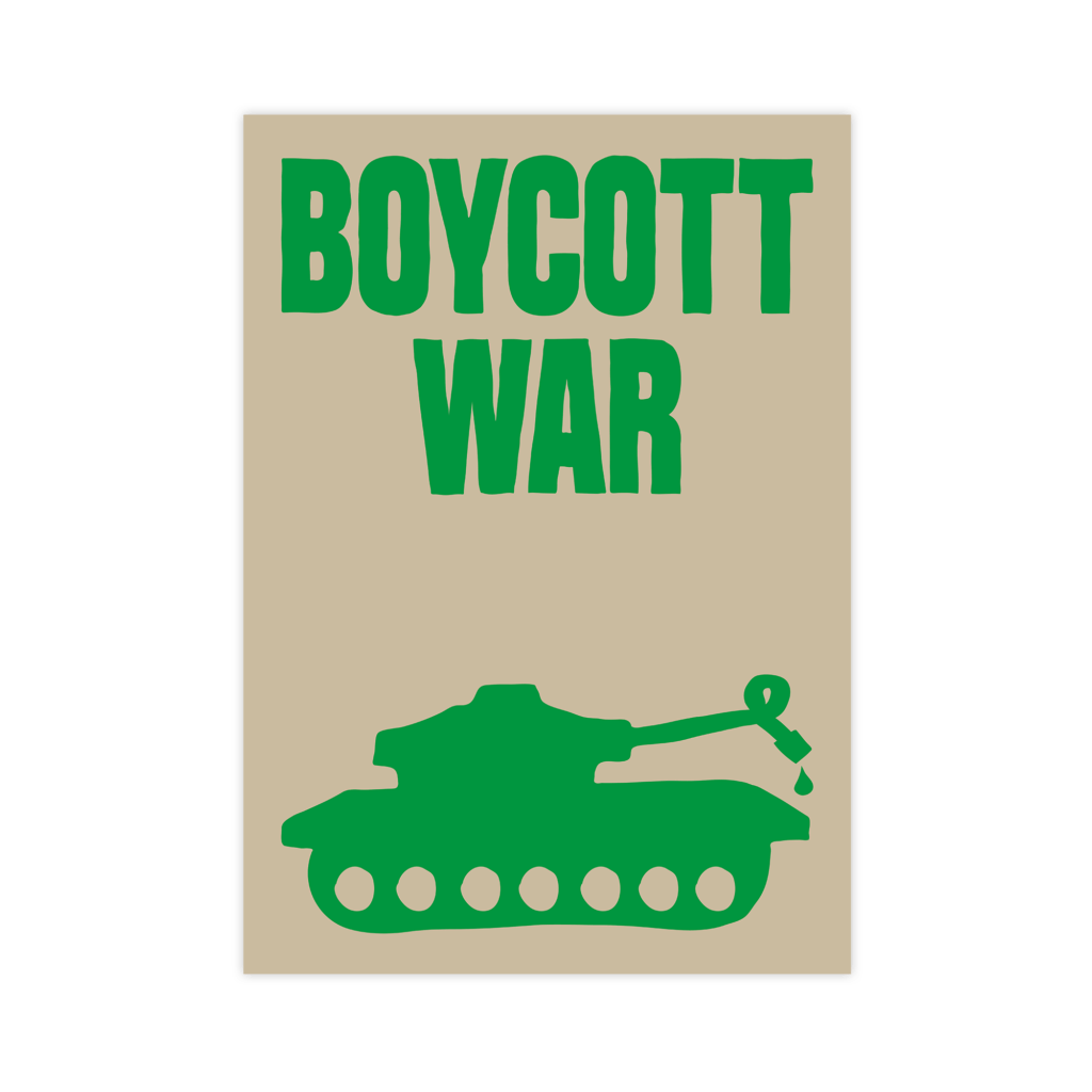 Sfondo beige con grandi lettere verdi in maiuscolo nella parte superiore che recitano "Boycott War" (Boicottate la guerra). Sotto il testo è raffigurata la semplice sagoma verde di un carro armato militare rivolto verso destra. La canna del carro armato è annodata vicino all'estremità, con una singola goccia che cade dalla punta, creando un simbolico disegno grafico contro la guerra.