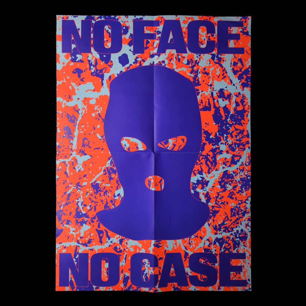 Questo poster presenta la sagoma viola scuro di un passamontagna al centro di uno sfondo vivace e strutturato di colore arancione neon e viola chiaro. La parola "No face" è stampata in grandi lettere viola in grassetto nella parte superiore, mentre "No case" è stampata nello stesso stile nella parte inferiore. Lo sfondo ha un aspetto granuloso e spruzzato con motivi a puntini sottili.