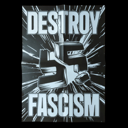 Un'illustrazione in bianco e nero ad alto contrasto mostra un simbolo della svastica in 3D che viene frantumato in diversi pezzi. L'esplosione centrale è enfatizzata da raggi bianchi e sfumature puntinate che si irradiano verso l'esterno su uno sfondo nero. Nella parte superiore, la parola "Destroy" appare in un carattere grassetto, sans-serif, con contorno bianco e texture puntinata. Nella parte inferiore, la parola "Fascism" è scritta con lo stesso stile grande e d'impatto.