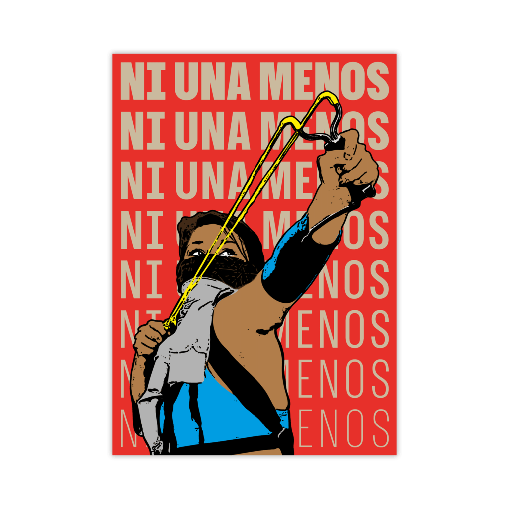 L'immagine è un adesivo grafico con un'illustrazione stilizzata di una manifestante su uno sfondo rosso monocromatico. La figura centrale è una persona che indossa un top blu senza maniche e una bandana o un foulard che le copre la metà inferiore del viso, mentre impugna e punta una fionda con nastri giallo brillante, trasmettendo un senso di sfida e attivismo. Dietro alla figura è ripetuto, in caratteri sans serif beige, lo slogan spagnolo «NI UNA MENOS» («Non una di meno»), un noto motto femminista legato al movimento contro la violenza di genere e il femminicidio.