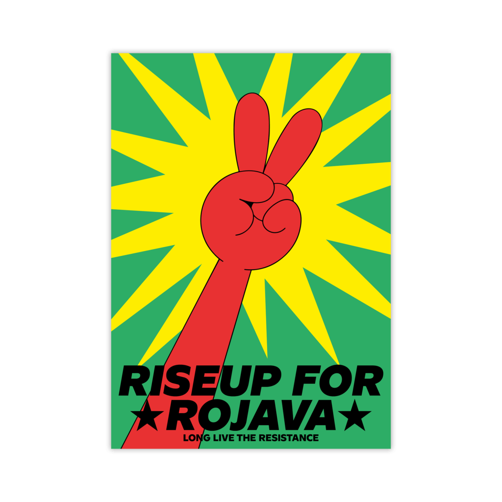 Adesivo grafico dai colori vivaci raffigurante un pugno rosso alzato che fa il segno della pace su sfondo verde con raggi gialli, con la scritta in grassetto nero "RISE UP FOR ROJAVA" (Alzati per il Rojava) e sotto, in caratteri più piccoli, "LONG LIVE THE RESISTANCE" (Lunga vita alla resistenza).