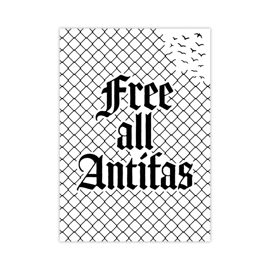 Immagine in bianco e nero con la scritta "Free all Antifas" (Liberate tutti gli Antifa) in grandi caratteri gotici al centro dell'immagine. Lo sfondo è costituito da un motivo a maglie metalliche in linee nere su sfondo bianco. In alto a destra, la recinzione sembra rompersi e diverse piccole sagome di uccelli neri volano via, suggerendo la fuga o la libertà.